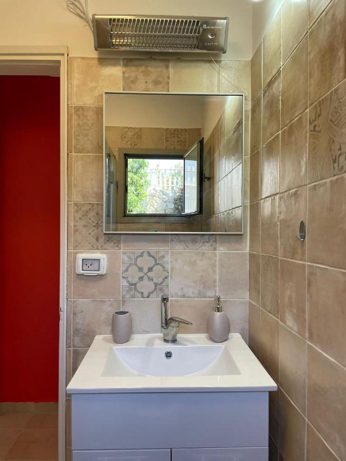 Ferienhaus Alma Bahar - Charming 2 Bdrm House With Garden עלמה בהר - דירת אירוח בלב גן פורח Zichron Ja’akow